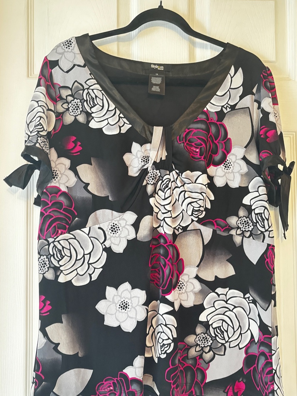 Style & Co. Black Floral V-Neck Blouse with Pink and White Accents Size 1x